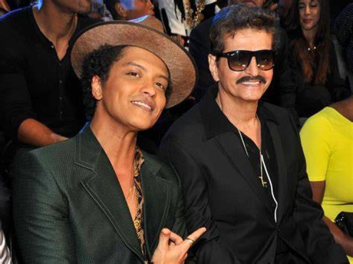 PETER HERNANDEZ.BRUNO MARS DAD ON THE RIGHT Bruno mars, Bruno, Dads