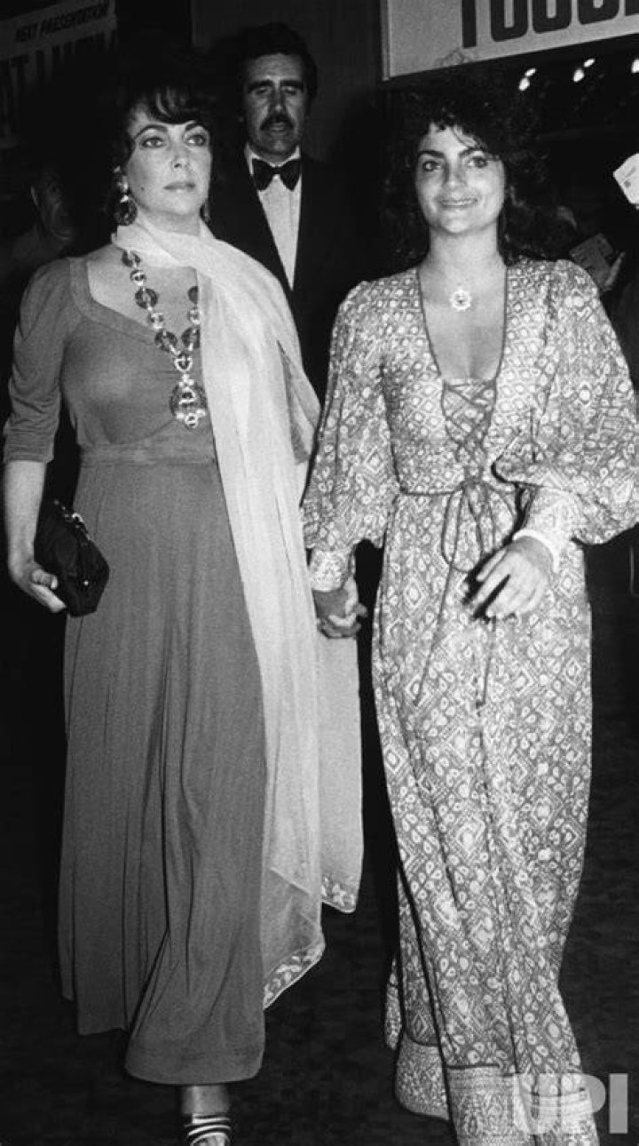 Photo Elizabeth Taylor arrives with daughter Liza Todd at Odeon