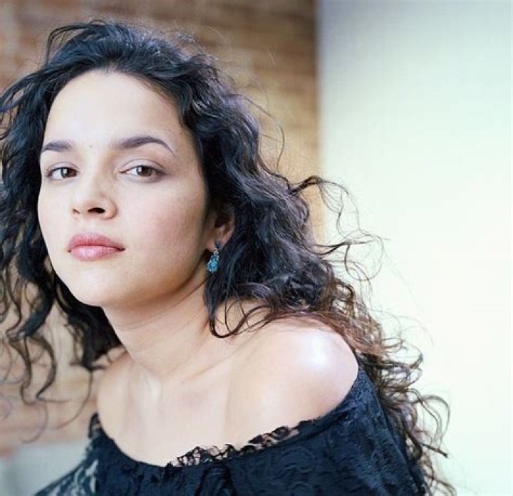 Pin by Itza Trapp on ️ ️NORAH JONES ️ ️ Norah jones, Jazz artists