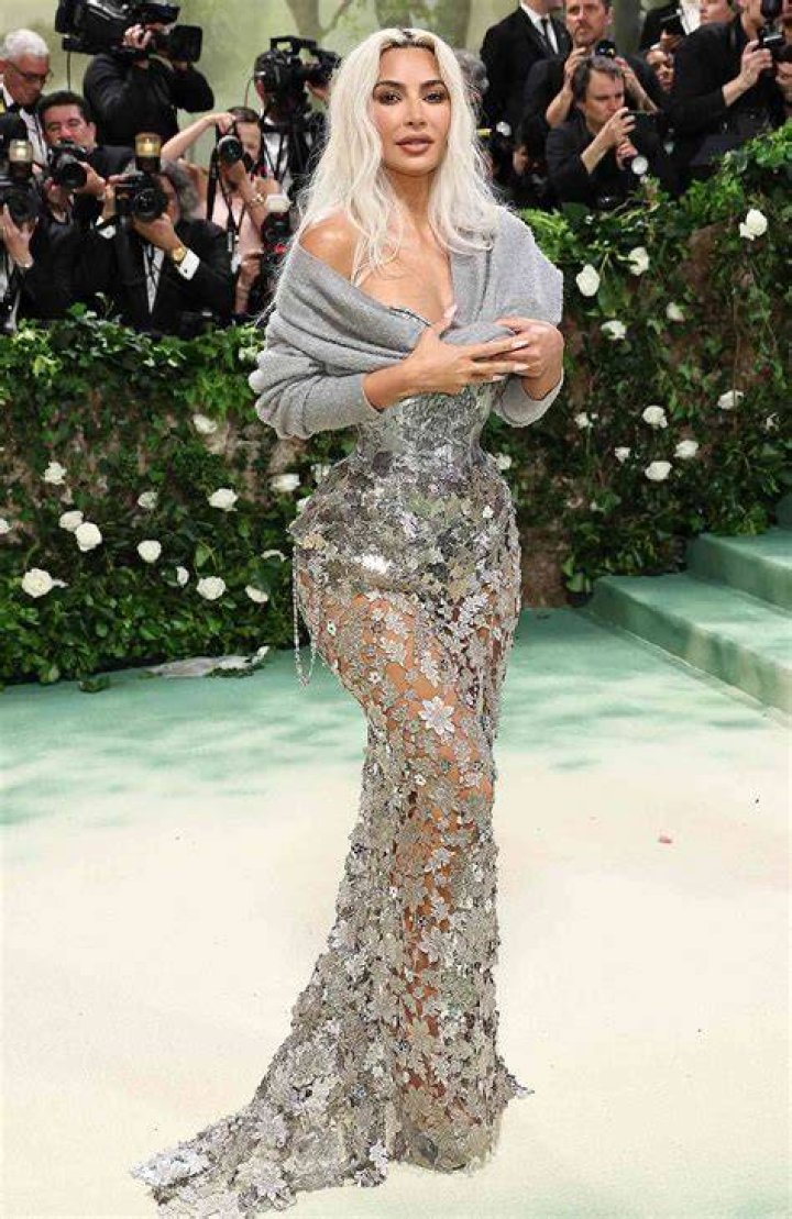 Pin on Kim Kardashian looks cheeky in allbeige http//www