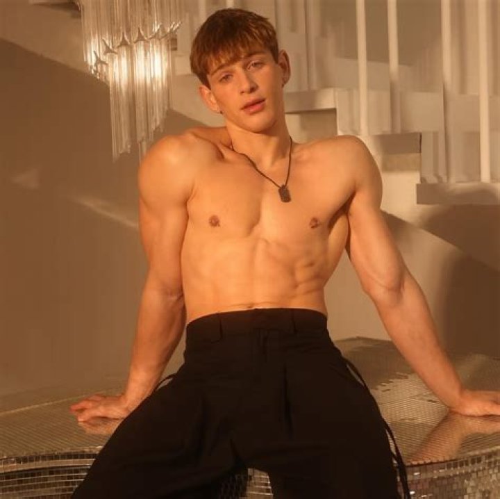 Reno Age, Net Worth, Height, Songs, Family, Bio
