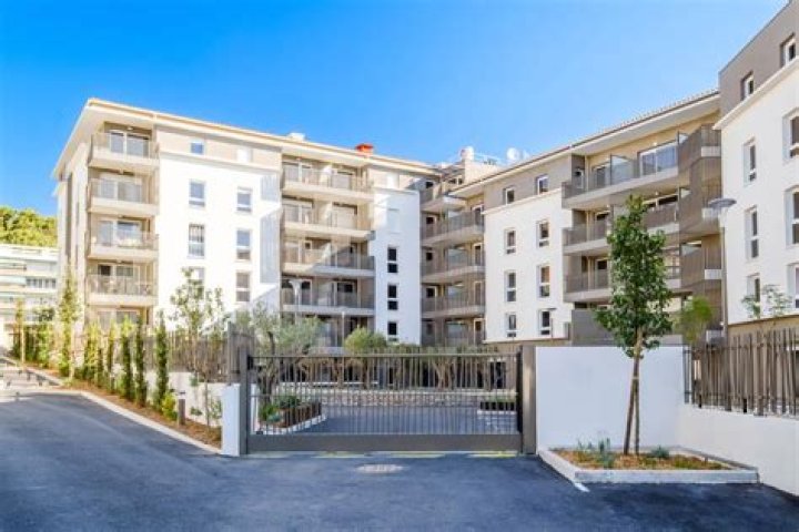 Residence, Carmelo-maika