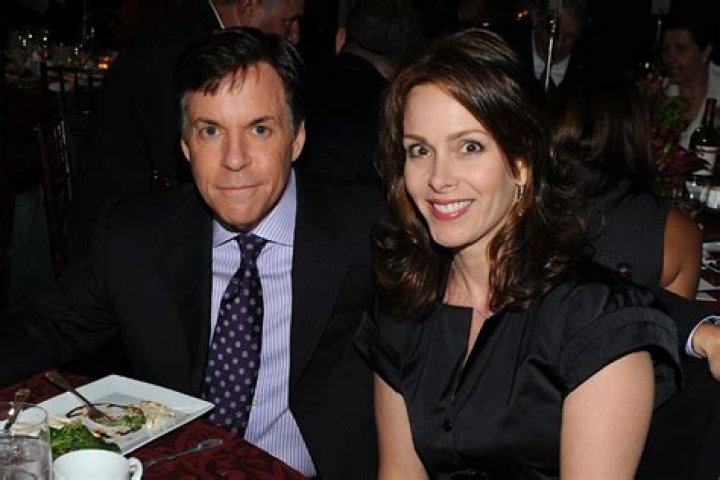 Robert Costa Wife Jill Sutton stepenaste frizure slike
