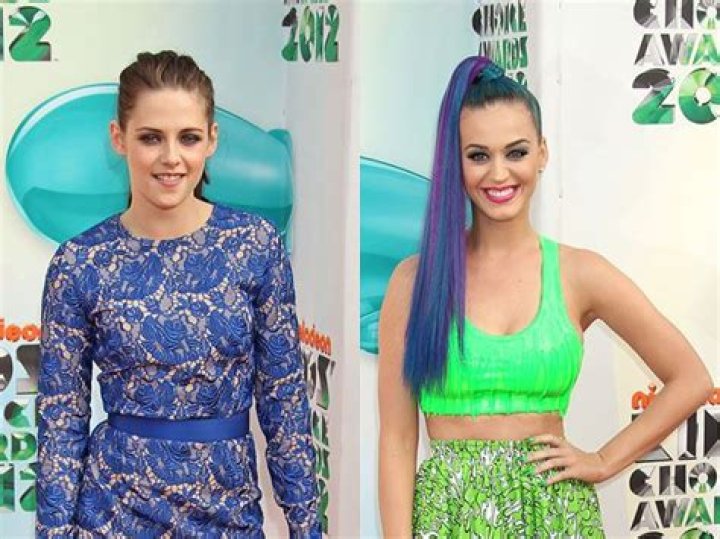 Selena Gomez & Katy Perry Hold Fergie's Baby Bump at Kids' Choice