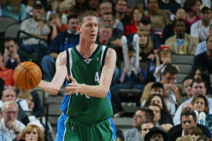Shawn Bradley, former NBA center, paralyzed in bike accident