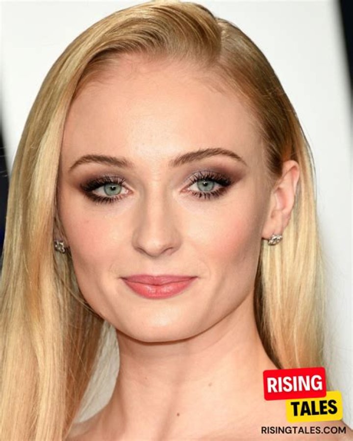 Sophie Turner Height, Age, Net Worth, Engaged, Boyfriend, Body, Dating