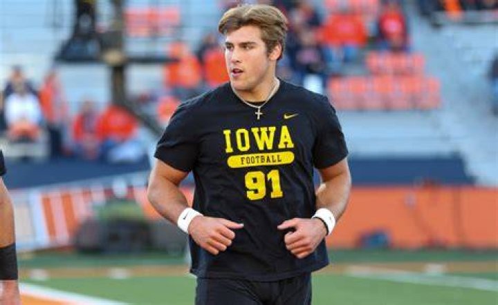 Sophomore DL Lukas Van Ness will enter the 2023 NFL draft Hawk Fanatic