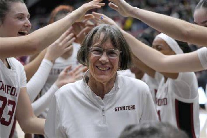 Stanford coach Tara VanDerveer ties Pat Summitt’s record for wins