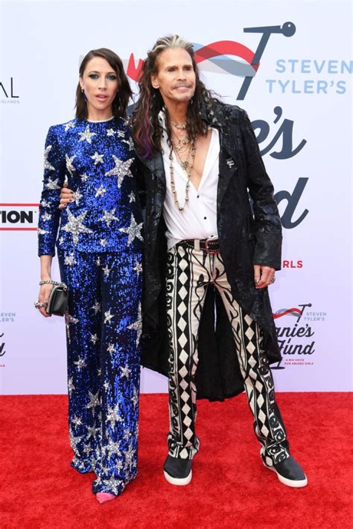 Steven Tyler & Girlfriend Aimee Preston Share a Smooch at Grammy