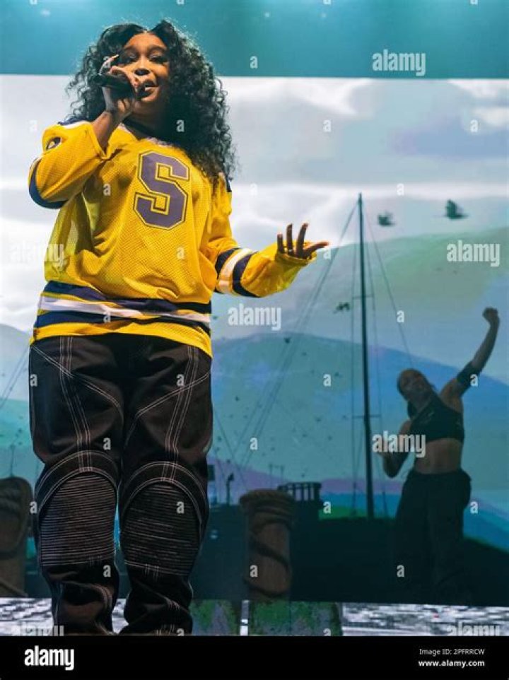 SZA Performs 'Love Galore' And 'The Weekend' Backed By Harlem's Gospel