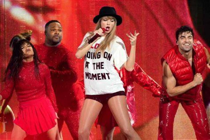 Taylor Swift not wearing any makeup