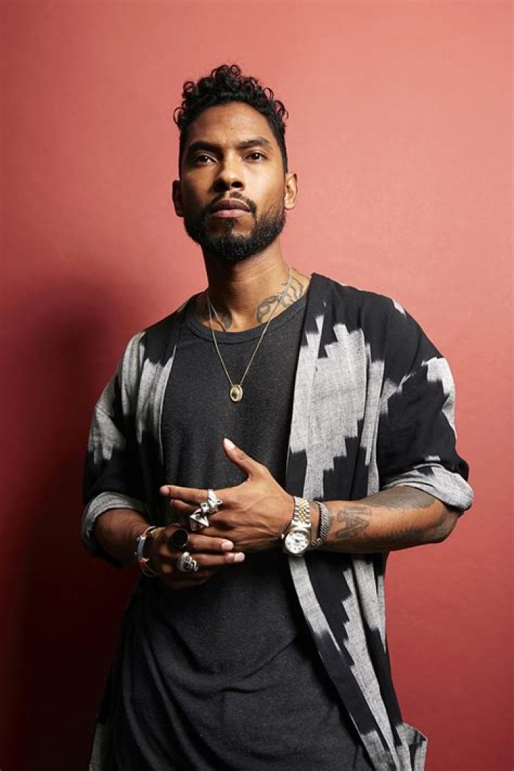 Twitter Miguel singer, Rapper photoshoot, Singer aesthetic