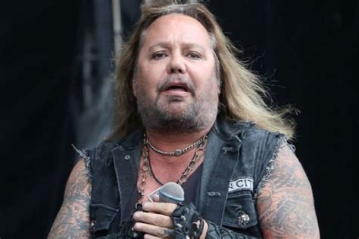 Vince Neil reaparece en los escenarios... horriblemente