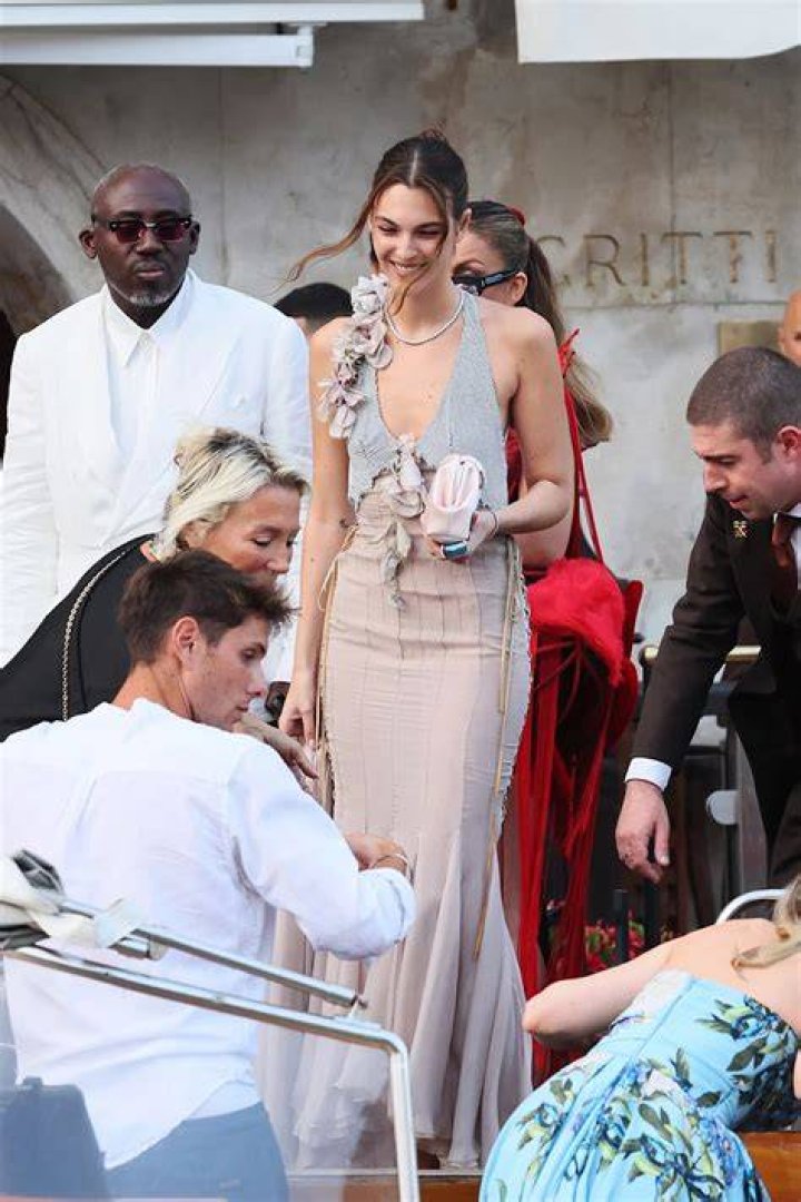 Vittoria Ceretti, matrimonio bohochic a con l'abito Jacquemus