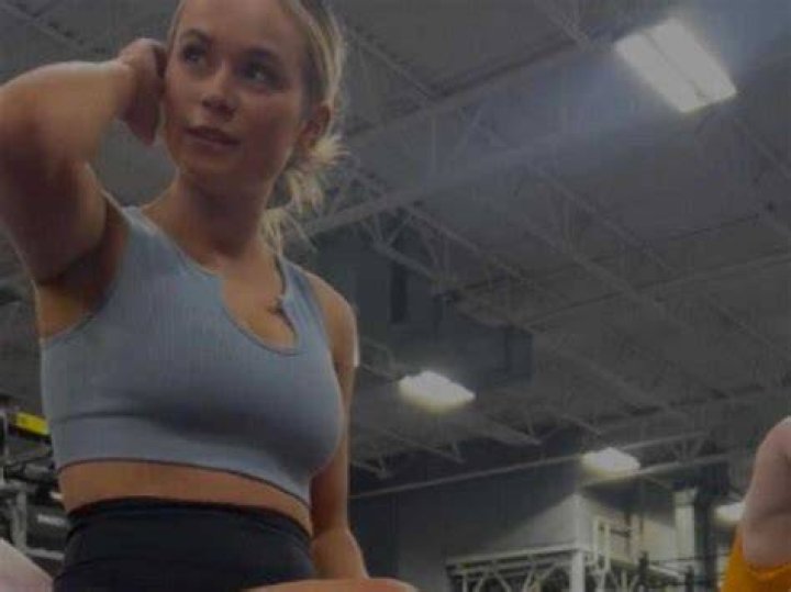 Vrouw krijgt serieus naar haar voeten in de fitness “Je borsten hangen