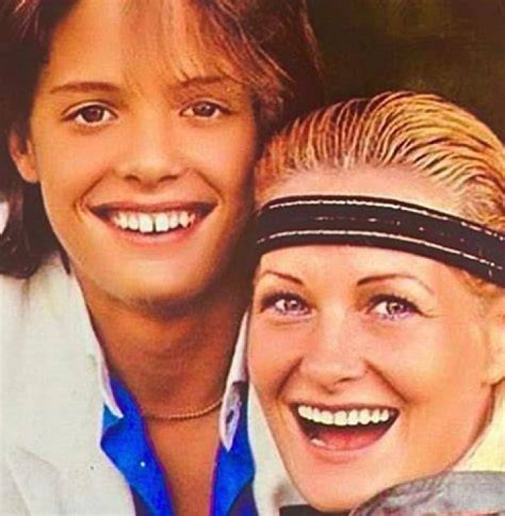 When does Luis Miguel return to the stage with a new tour? Celebrity
