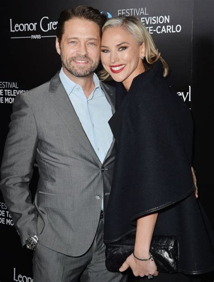 Who Is Jason Priestly's Wife? Meet Naomi LowdePriestly Vision Viral