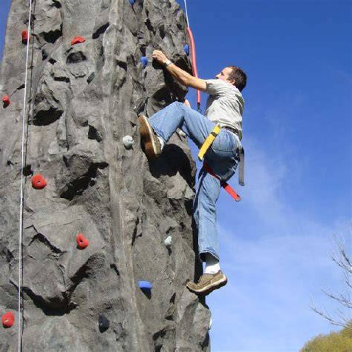 Why Rock Climbing Wall Rentals are a Fantastic Summer Activity
