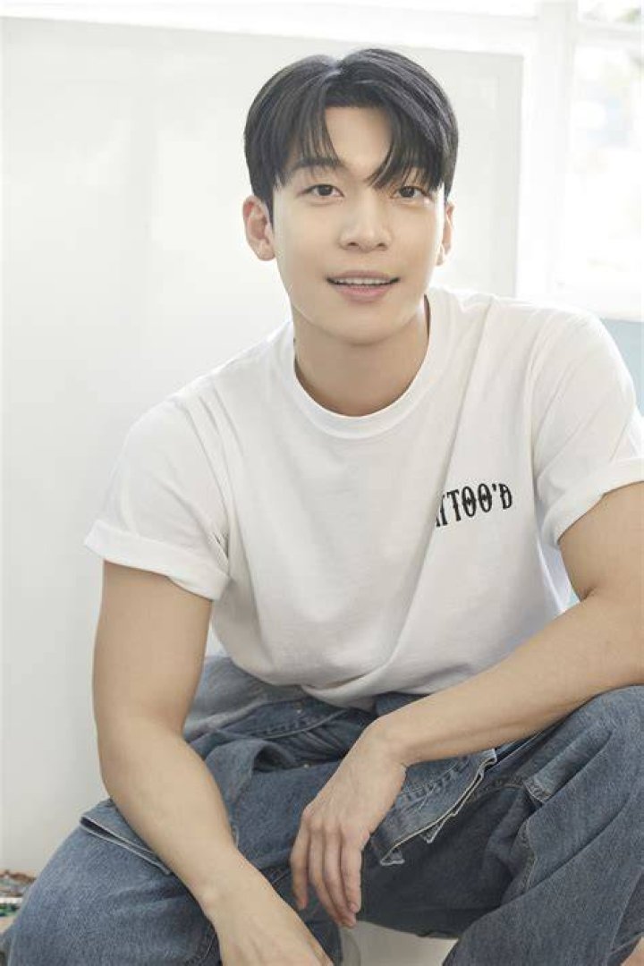 Wi Hajoon Wiki, Height, Age, Girlfriend, Wife, Family, Biography