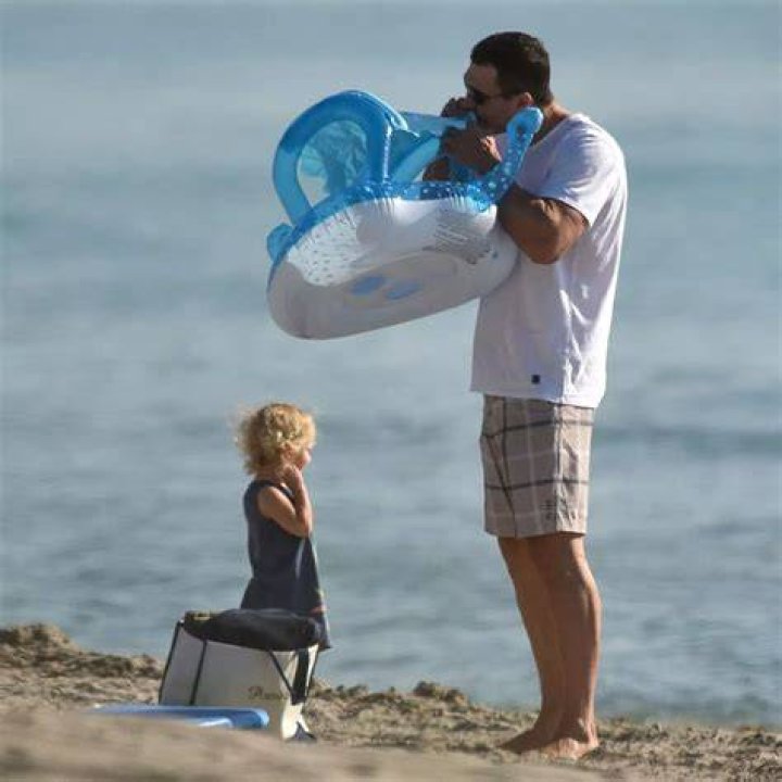 Wladimir Klitschko demonstrates the perfect shape on vacation with his
